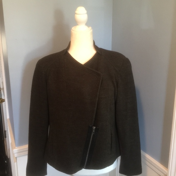 🌼 Asymmetrical zippered blazer 🌼 - Picture 2 of 6